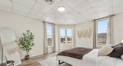 The Cozy Emerald Stay 5 Minutes to Downtown