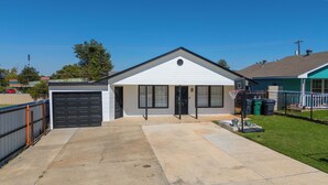 Einbungalow mit Garage, Eingangstür und Basketballkorb.