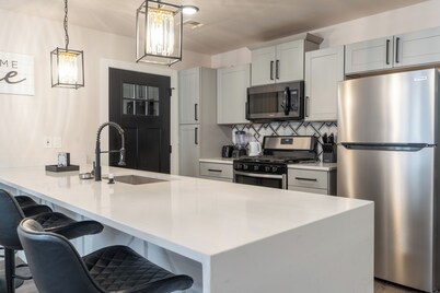 Charming 3-bedroom house with WiFi, AC in awesome Oklahoma City.