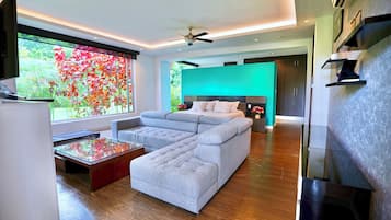 Luxury Studio Suite | Soundproofing, free WiFi, bed sheets