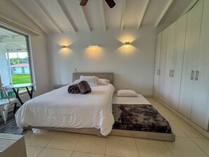 Comfort-Dreibettzimmer, Gartenblick | Schallisolierte Zimmer, kostenloses WLAN, Bettwäsche