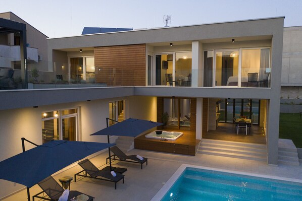 Pool - Luxury villa Mary Lou with pool and spa area (Zadar)