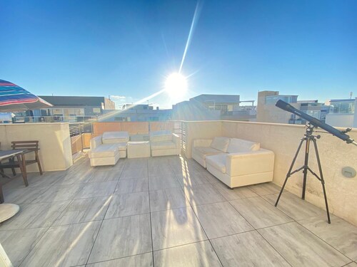 Spacious 3 Double bedroom PENTHOUSE closed to Paceville and St. George Beach