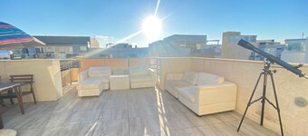 Spacious 3 Double bedroom PENTHOUSE closed to Paceville and St. George Beach