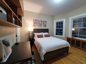 3 bedrooms, desk, iron/ironing board, travel crib - Tranquil home loved by repeat guests, Harvard Square (Cambridge)