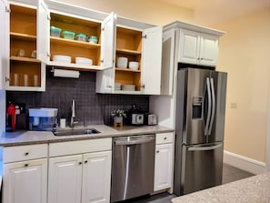 Fridge, microwave, oven, stovetop - New England Charm Meets Modern Luxury, Harvard SQ (Cambridge)