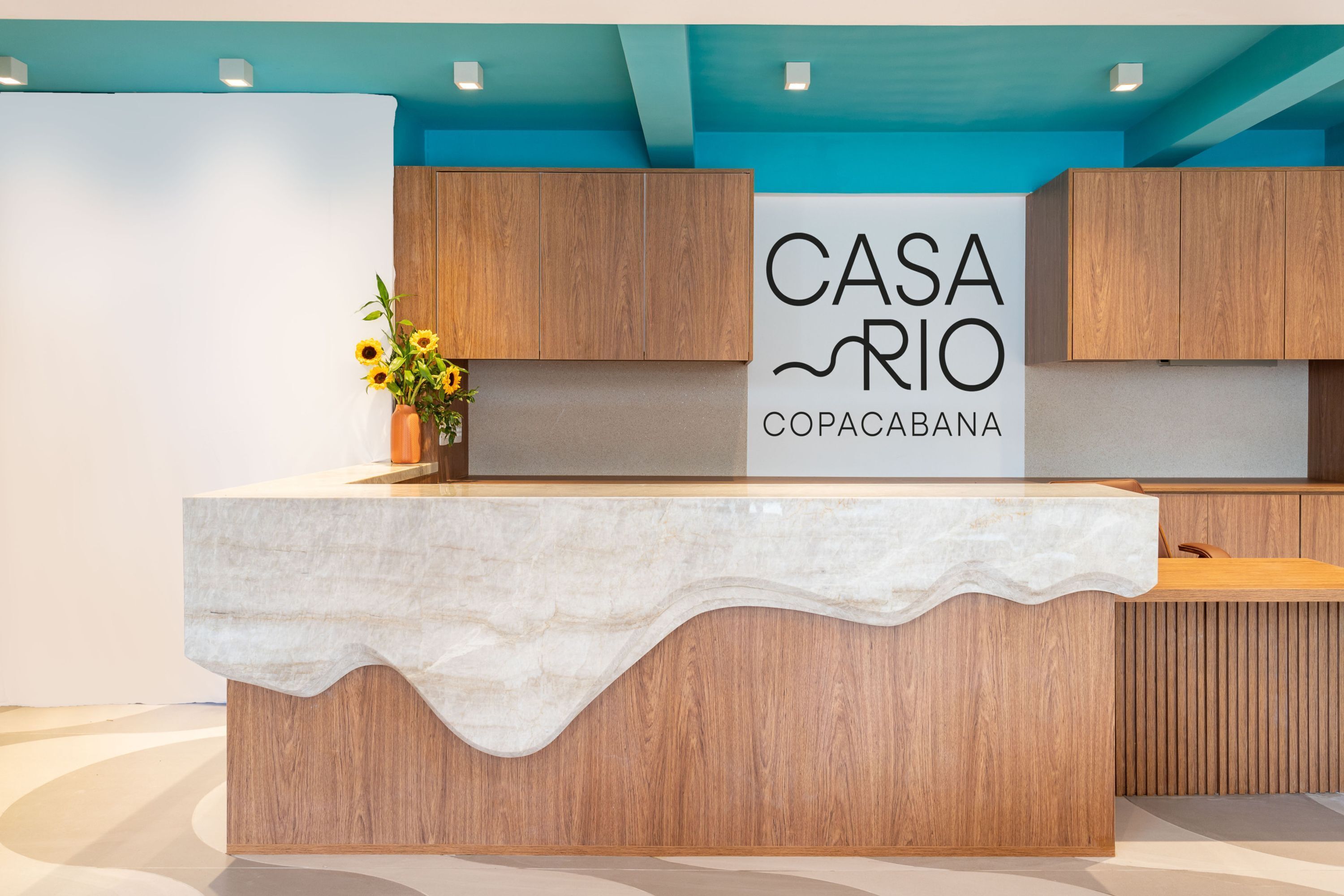 Una recepción con un cartel que dice "CASA RIO COPACABANA".