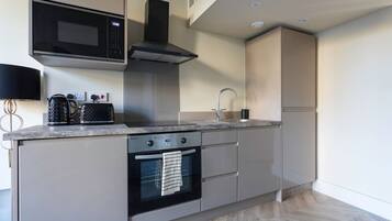 Kühlschrank, Mikrowelle, Ofen, Herdplatte