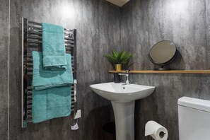 Serviettes fournies, papier de toilette