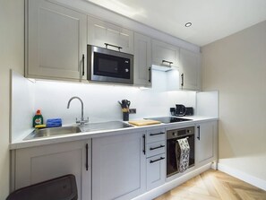 Refrigerador, microondas, horno, placa de cocina