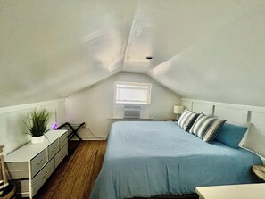 3 bedrooms, iron/ironing board, free WiFi, bed sheets - Sleeps 8-Cozy 3-Bedroom Cottage, 2 Blocks from the Strip, 10 Minutes from Spire (Geneva)