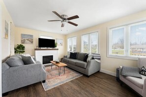 Smart TV, fireplace - Sleeps 8-Cozy 3-Bedroom Cottage, 2 Blocks from the Strip, 10 Minutes from Spire (Geneva)