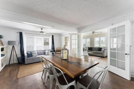 Interior. Sleeps 8-Cozy 3-Bedroom Cottage, 2 Blocks from the Strip, 10 Minutes from Spire