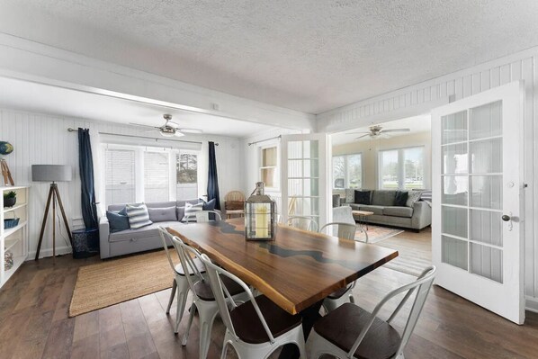 Interior - Sleeps 8-Cozy 3-Bedroom Cottage, 2 Blocks from the Strip, 10 Minutes from Spire (Geneva)