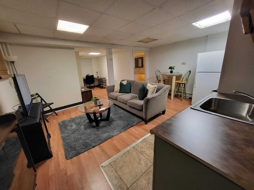 Charming 1-bedroom apartment in cool Troy with WiFi, AC