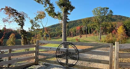 Dragonfly Farms - North Georgia Mountains Farm Retreat featuring Highland Cows