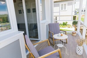 Outdoor dining - 4 season relaxation, activity next to Lake Balaton in a modern detached house (Kisapáti)