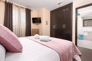 3 habitaciones, tabla de planchar con plancha, wifi y ropa de cama 