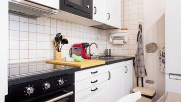 Køleskab, mikrobølgeovn, ovn, kogeplade