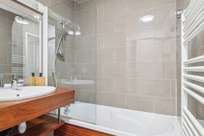 Dusj, hårføner, håndklær og toalettpapir