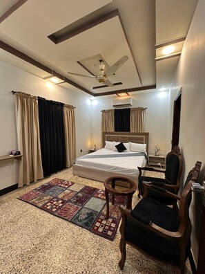 8 dormitoris, planxa i posts de planxar, wifi i roba de llit 