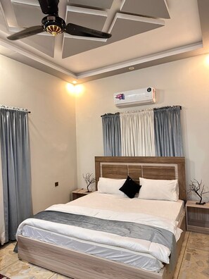 8 chambres, fer et planche à repasser, Wi-Fi, draps fournis