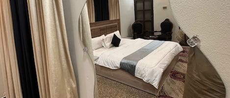 8 chambres, fer et planche à repasser, Wi-Fi, draps fournis