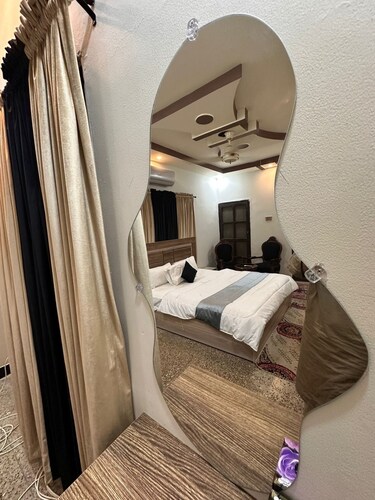 Spacious bungalow with 8 bedrooms and WiFi, AC in gulshan e iqbal Karachi