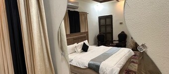 Spacious bungalow with 8 bedrooms and WiFi, AC in gulshan e iqbal Karachi