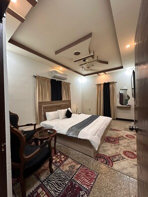 8 bedrooms, iron/ironing board, WiFi, bed sheets