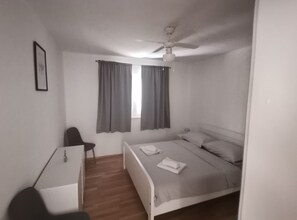 2 bedrooms, iron/ironing board, Internet, bed sheets