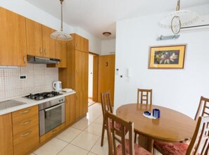 Fridge, oven, stovetop, cookware/dishes/utensils - Apartmani Bridić Okrug Donji - Two Bedroom Apartment 3 (Okrug Donji)