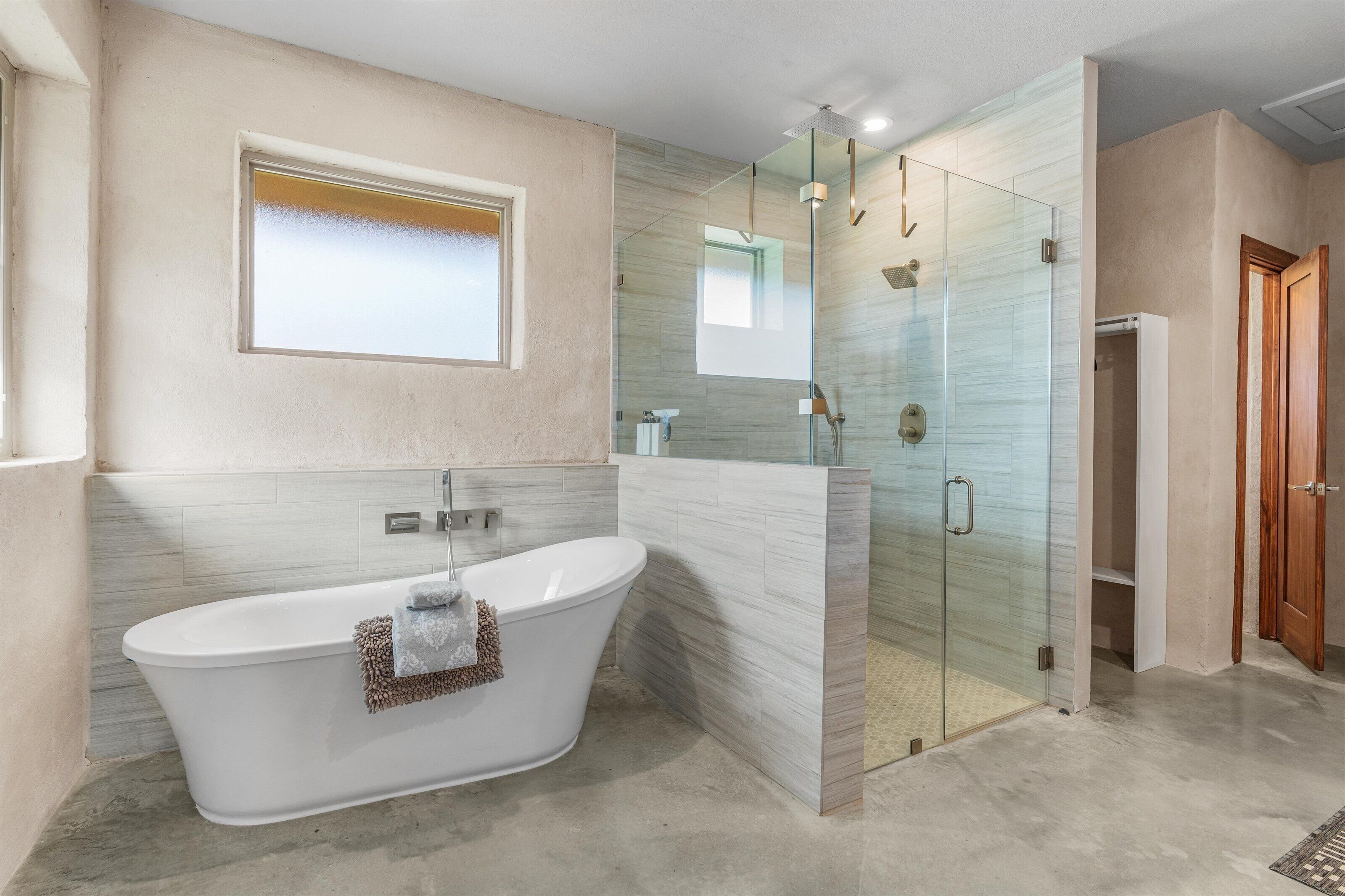 Douche, sèche-cheveux, serviettes fournies, savon
