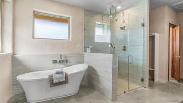 Douche, sèche-cheveux, serviettes fournies, savon