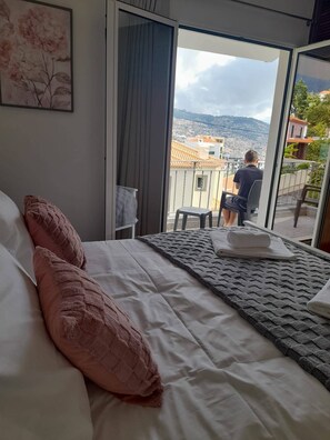 5 bedrooms, iron/ironing board, internet, bed sheets