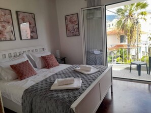 5 bedrooms, iron/ironing board, internet, bed sheets