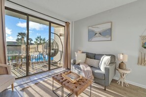 TV - Serene Waterfront Studio Fort Walton Beach Condo (Fort Walton Beach)