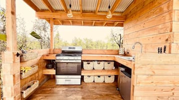 Kühlschrank, Ofen, Hochstuhl, Küchenrolle