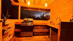 Frigorífico, horno, trona infantil y papel de cocina