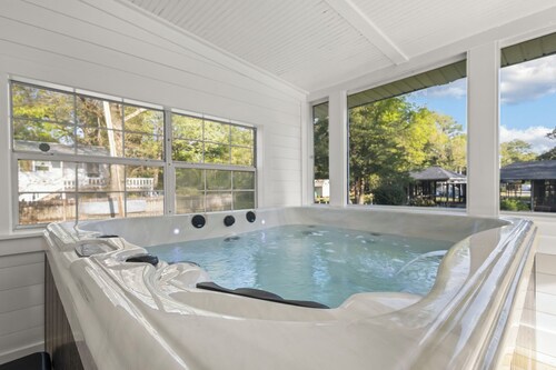 New! PacMan / Firepit / Pet Friendly- Hot Tub March 2025! Sleeps 9