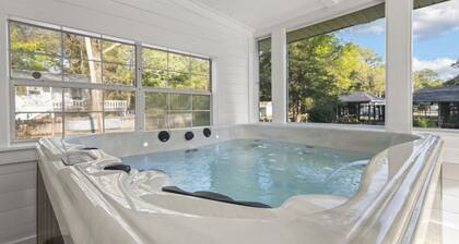 New! PacMan / Firepit / Pet Friendly- Hot Tub March 2025! Sleeps 9