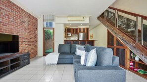 Smart TV - West Melbourne Gem 4 Bedrooms, Car Park, Perfect for Families (West Melbourne)