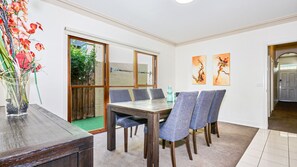 Dining - West Melbourne Gem 4 Bedrooms, Car Park, Perfect for Families (West Melbourne)