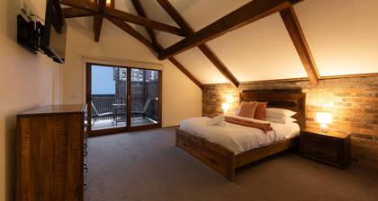 Red Brick Heritage Hideaway | Free Parking