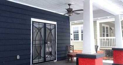 Atlanta’s West End's Best: Full Chef's Kitchen, Classic Porch. Subway Bathtub