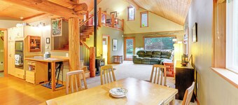 11 Mi to Olympic NP: Port Angeles Retreat w/ Deck