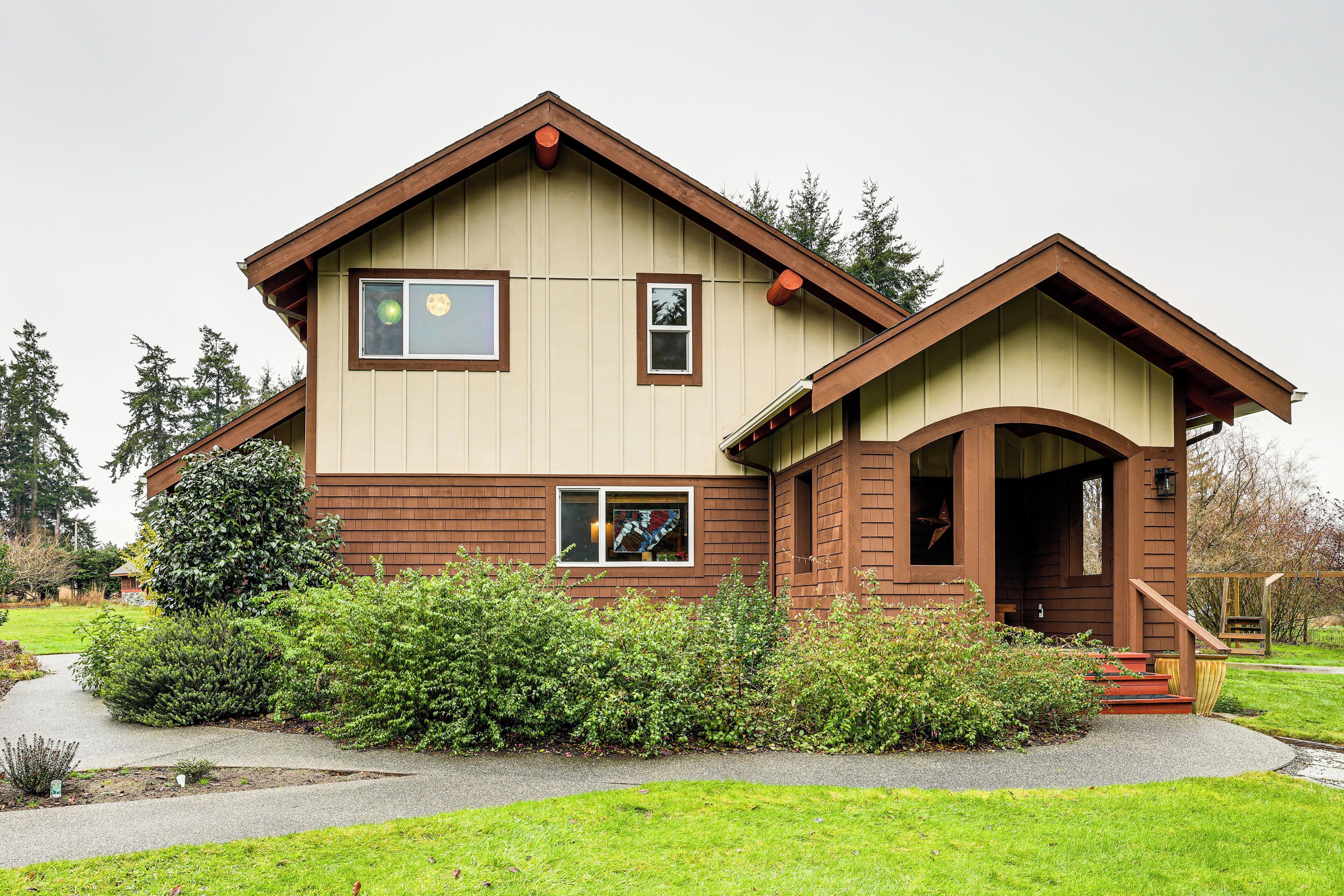 Port Angeles Vacation Rental | 3BR | 2.5BA | 2,114 Sq Ft | 3 Steps to Enter