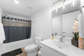 مجففات شعر، مناشف، صابون، ورق حمّام