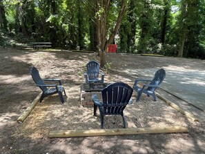 Outdoor dining - Welcome to our cozy getaway your perfect home away from home! (Decatur)