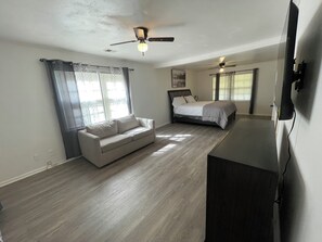 4 bedrooms, iron/ironing board, Internet, bed sheets - Welcome to our cozy getaway your perfect home away from home! (Decatur)